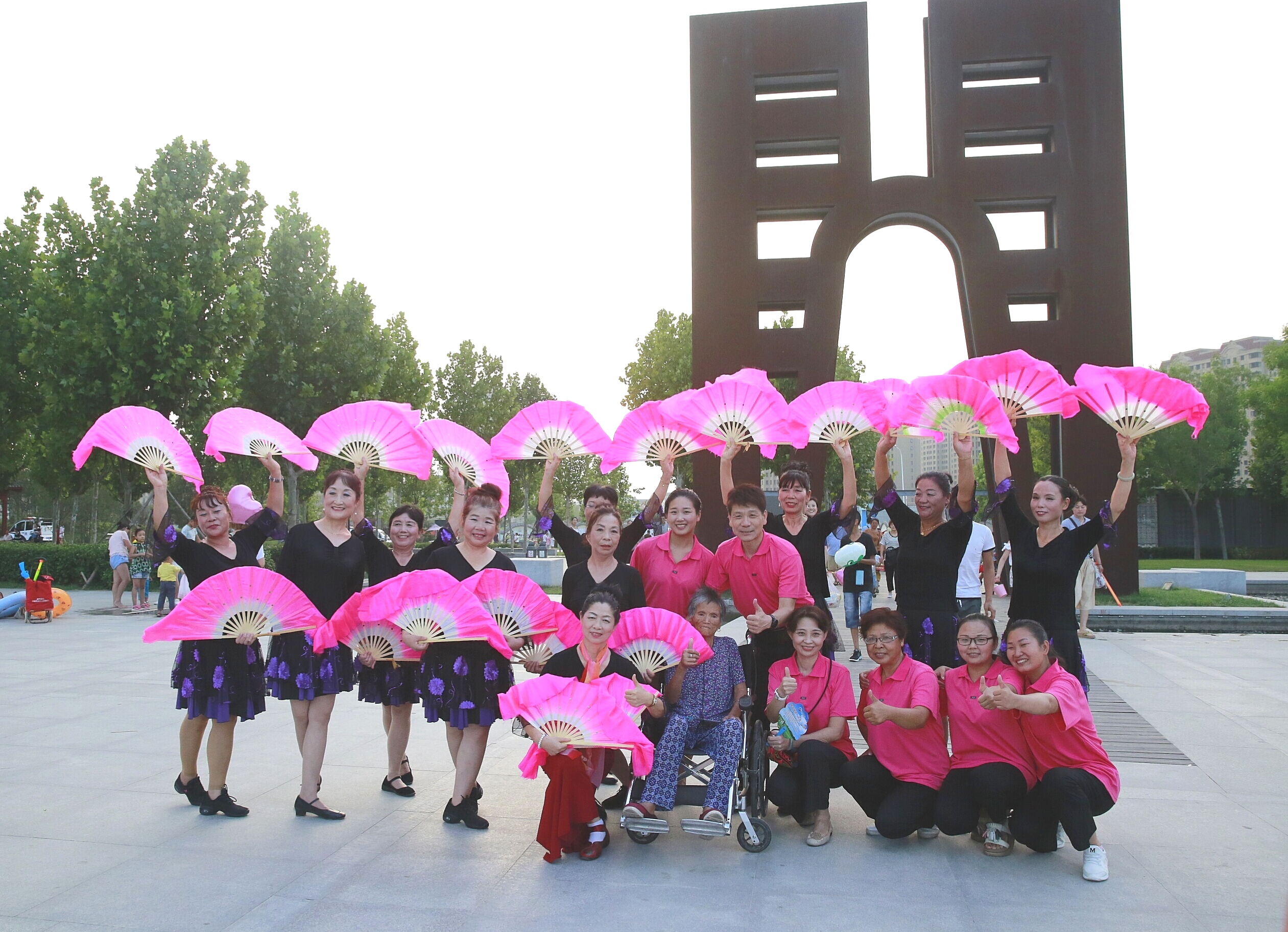 泰邦学苑首次汴西湖走秀风姿绰约惹众人围观